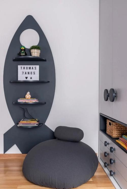 Космический интерьер детской спальни и игровая/учебная комната, оформлена в спортивной тематике - для двух мальчишек. 04