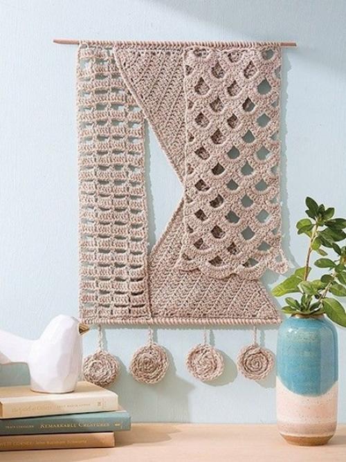 В последнее время в мире дизайна появился новый тренд - украшение интерьера с помощью вязаного панно. 01