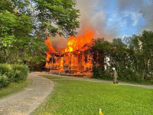 Музей - заповедник римского - Корсакова почти полностью сгорел по неосторожности строителей под Псковом. 01