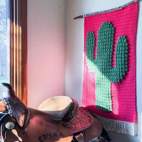 В последнее время в мире дизайна появился новый тренд - украшение интерьера с помощью вязаного панно. 02