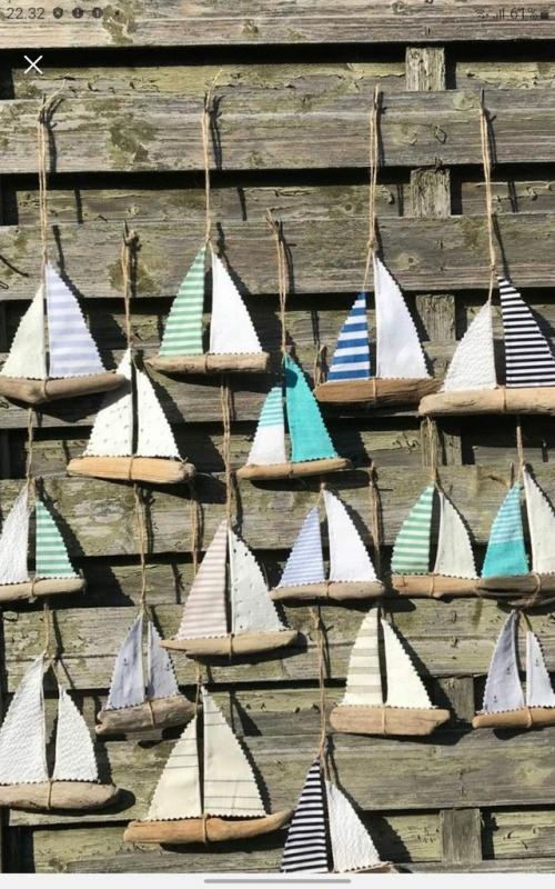 Кораблики из палочек и дощечек, вынесенных на берег, можно сделать вместе с детьми. 06