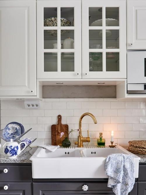 Широкие дощатые полы, изразцовая печь, решетчатые окна и красивая старинная винтажная мебель. 06