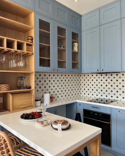 Очень красивая цветовая гамма в современном интерьере открытой кухни - гостиной. 05