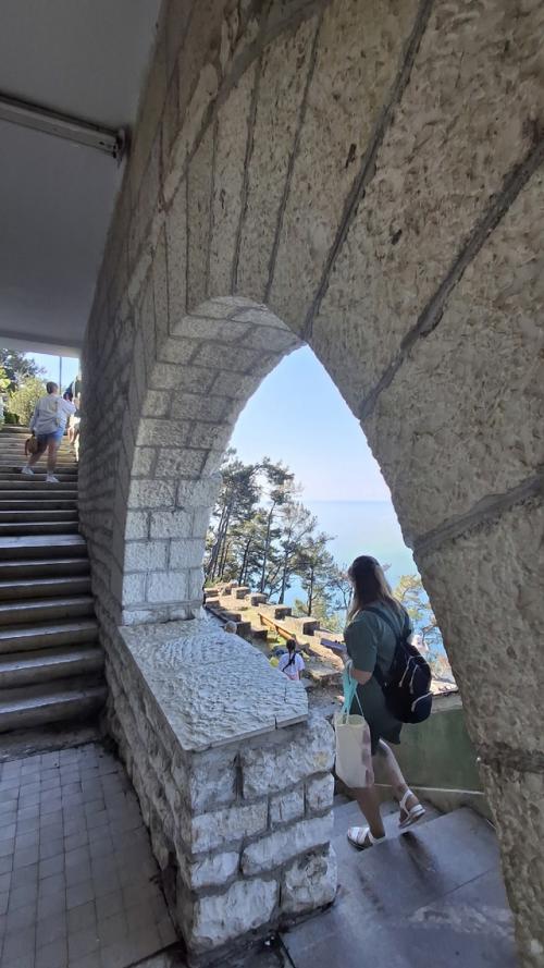 Абхазия. Остановка первая - дача Сталина, недалеко от Гагр, 300 метров от уровня моря. 06