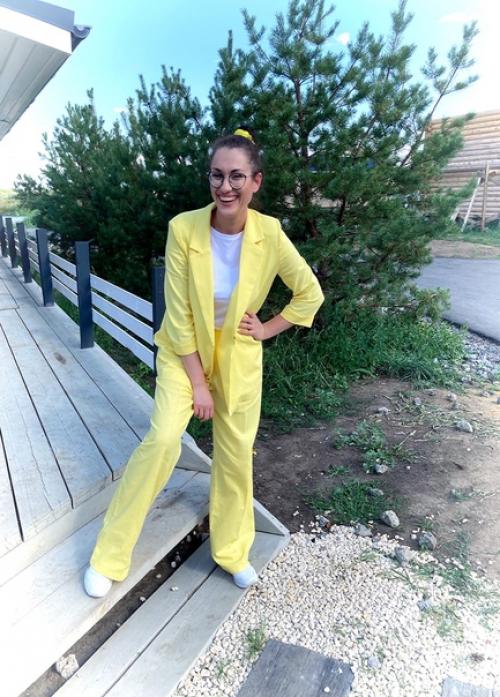 - Улыбнись!  - Зачем?  - Ты же уникальна.