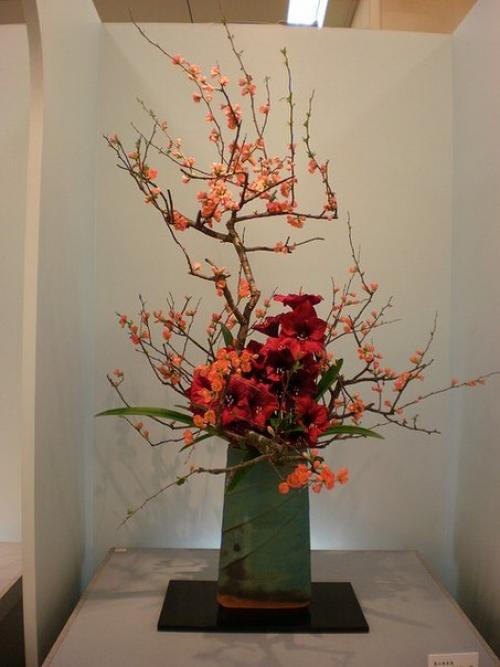 Красивый дизайн современного интерьера во многом обязан развитию японского искусства, которое всем хорошо известно под названием икебана. 04