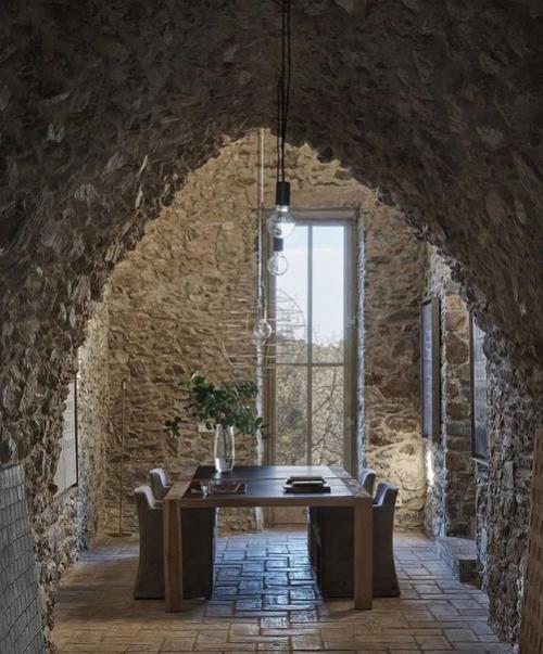 Далеко не каждый хотел бы жить в таком доме, но остановиться здесь на несколько ночей было бы интересно! 01