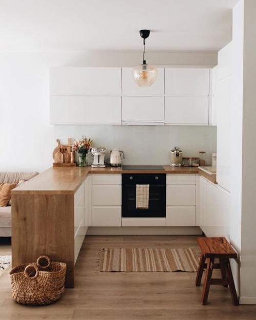 Уютный бежевый интерьер в доме с деревянной мебелью в Торунь, Польша. 02