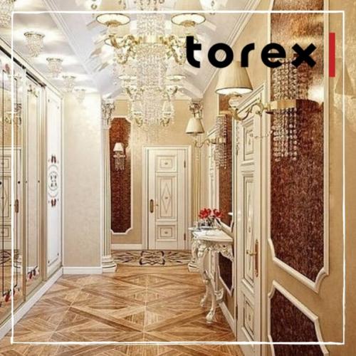 Интерьер холла. Многие владельцы загородной недвижимости предпочитают оформлять внутреннее пространство домов в едином стиле. 02