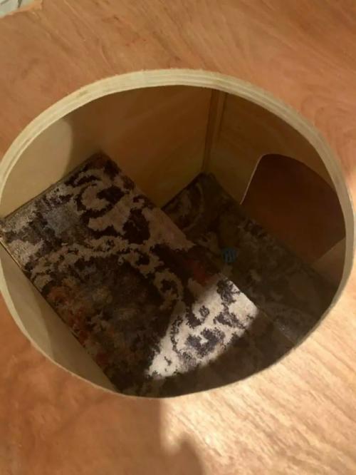 Дизайнер интерьеров решила сделать предмет мебели, который мог бы служить и столом, и местом, где кошки могли бы отдыхать и играть. 02