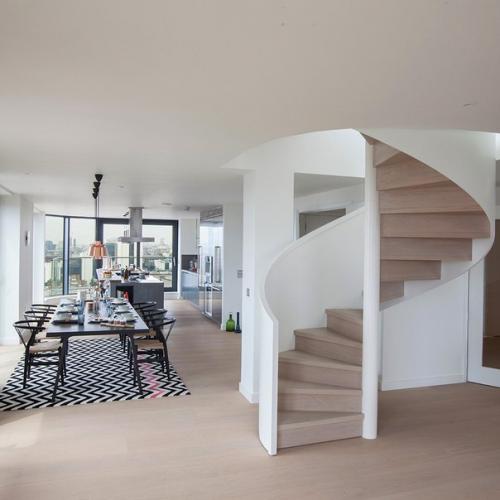 Архитектурное бюро Amos and Amos оформило интерьер пентхауса Wapping Lane с великолепным панорамным видом в Лондоне, Великобритания. 02