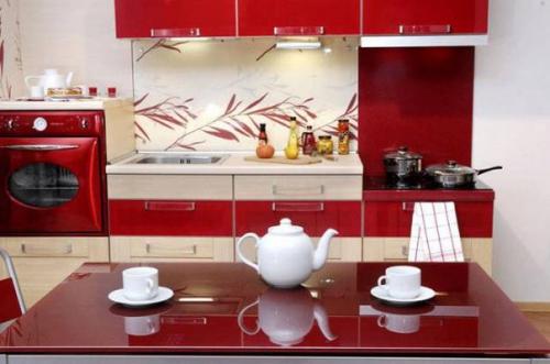 Цвет вишни в интерьере кухни. 01