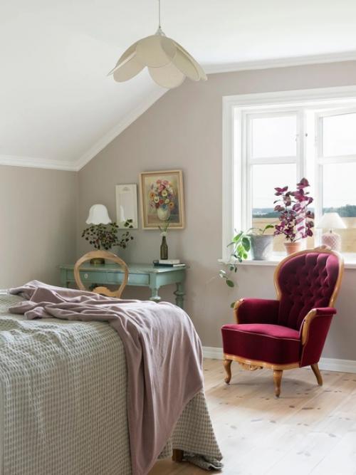 Уютный красный дом Лизы и ее мужа Рикарда, построенный с большой любовью к старому. 01