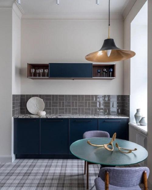 В помещении со светлыми стенами, тёмные кухонные фасады выглядят яркими графичными элементами. 01