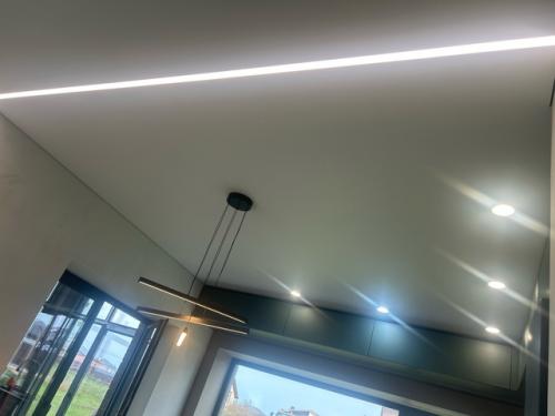 Мы занимаемся натяжными потолками на протяжении более 8 лет и продолжаем их натягивать в дома и квартиры. 04