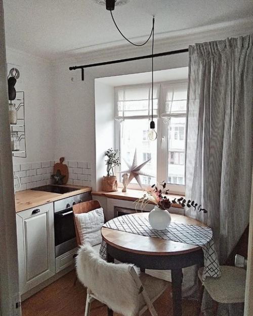 Маленькая кухня с необычной формой. 01