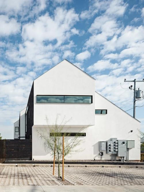 Черная древесина и битумная черепица - материалы экстерьера жилого комплекса Polker, архитектором и застройщиком которого стал Sinhei Kwok. 04