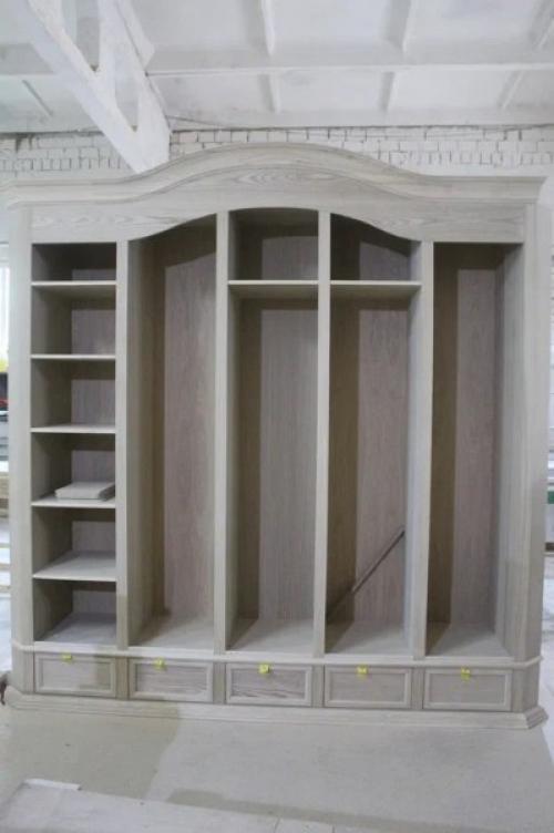 Необычный шкаф.  Очень нетрадиционный шкаф изготавливают для заказчицы из Москвы мастера мебельной фабрики Woodros. 01