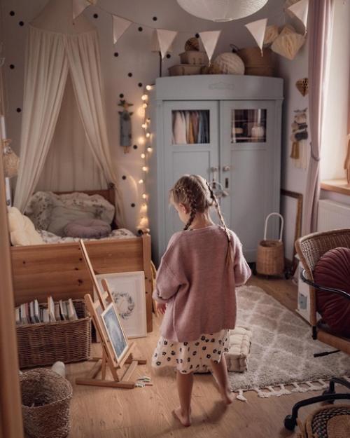 Секрет этого мега уютного интерьера, невероятно прост - белая основа, красивая мебель из натурального дерева и теплые бежевые акценты. 05