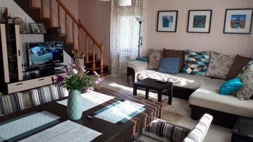 На оценку.  Делали ремонт в нашем дачном доме сами, вдвоем с мужем, в первый раз. 04