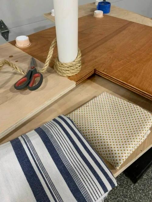 Дизайнер интерьеров решила сделать предмет мебели, который мог бы служить и столом, и местом, где кошки могли бы отдыхать и играть. 01