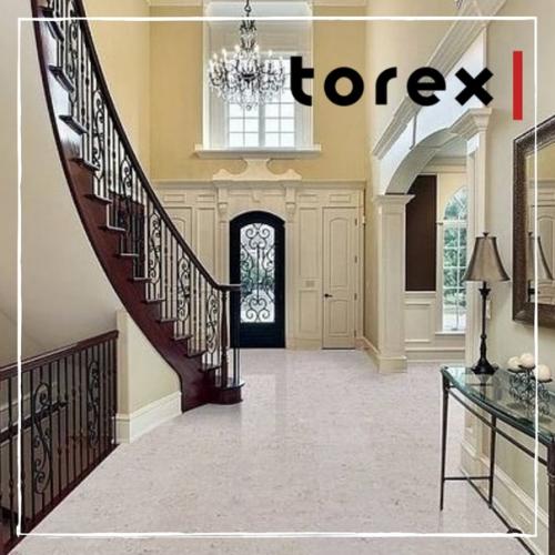 Интерьер холла. Многие владельцы загородной недвижимости предпочитают оформлять внутреннее пространство домов в едином стиле. 01