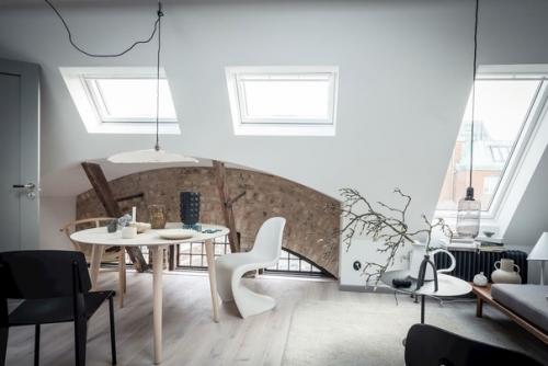 Skylight ( номер 14 на картинке дома) - a Window in the Roof of a Building = окно в крыше. 02