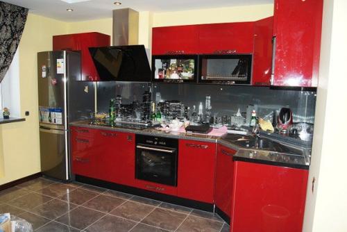 Красная кухня.  Красный цвет - подходящее решение для дизайна интерьера маленькой кухни. 02