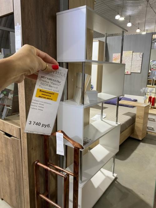 Устанавливая стеллаж в интерьере любой комнаты, получают практичное и организованное мини - пространство. 05