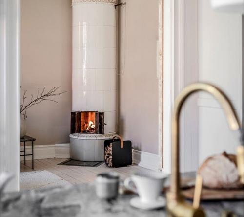 Расписанная печь и обои с цветочками в прихожей: нежный интерьер в Гётеборге. 04