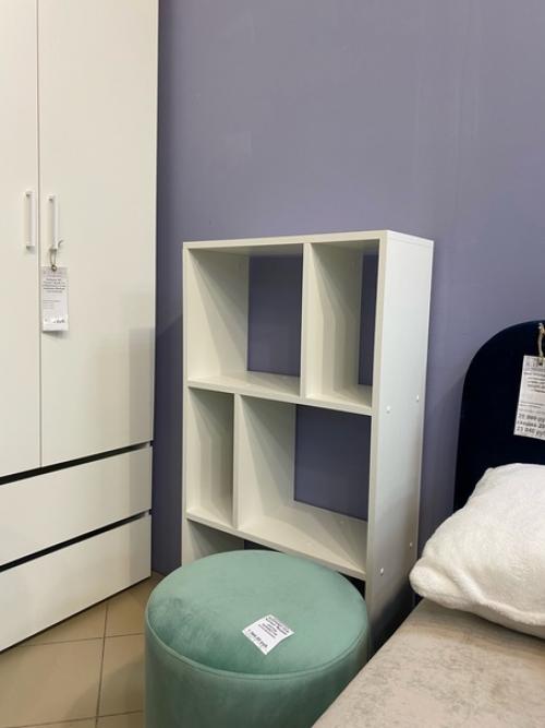 Устанавливая стеллаж в интерьере любой комнаты, получают практичное и организованное мини - пространство. 01