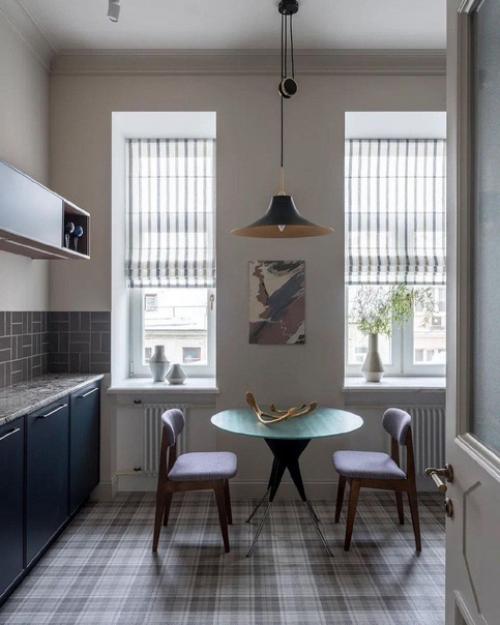 В помещении со светлыми стенами, тёмные кухонные фасады выглядят яркими графичными элементами. 02