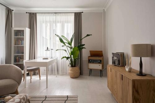 Дизайнер Анастасия Громова обновила интерьер двухкомнатной квартиры для молодой семейной пары. 01