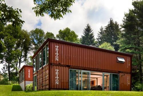 Многие считают, что контейнеры годятся лишь на то, чтобы ставить их в качестве домиков для дачных участков. 06