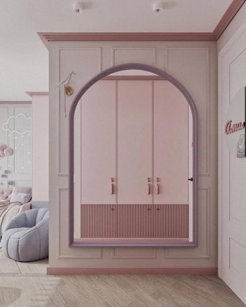 Детская комната для маленькой принцессы выполнена в красивых пастельных оттенках, создавая нежное и утонченное цветовое сочетание. 07