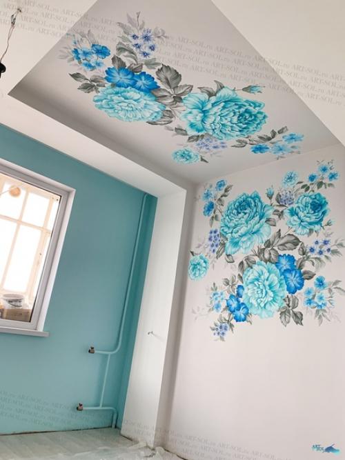 Роспись потолка и стены в спальне - цветы в оттенках синего. 02
