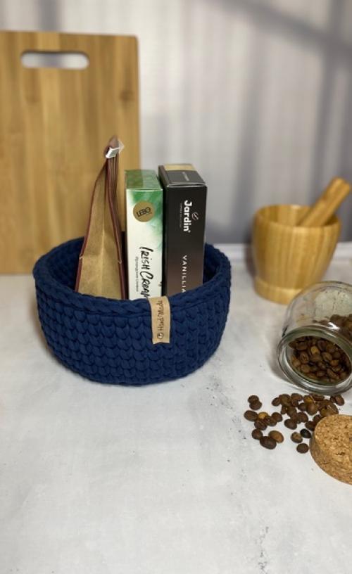 Уютная и стильная: круглая корзина из трикотажной пряжи с деревянным дном. 01