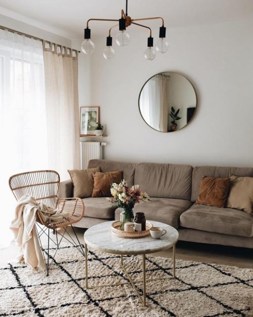 Уютный бежевый интерьер в доме с деревянной мебелью в Торунь, Польша. 06