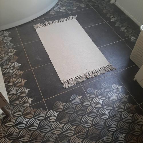 За последние полгода я отреставрировала много чего в нашем доме: комод, стол, керамогранит в ванной. 03