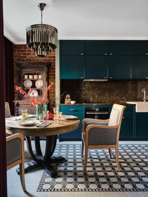 Эклектичная квартира в Москве стала отражением активного образа жизни семьи и их любви к путешествиям. 07