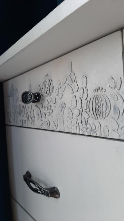 За последние полгода я отреставрировала много чего в нашем доме: комод, стол, керамогранит в ванной. 01