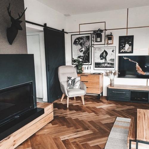 Оцените интерьер.  Обилие деревянных поверхностей и трендовое сочетание белого с черным. 03