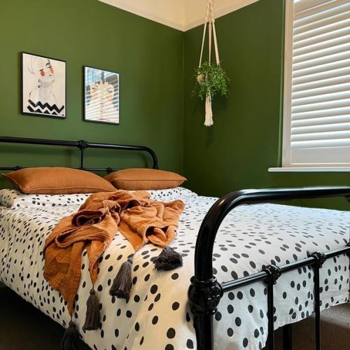 Уютный английский дом в тёмных оттенках: после и до ремонта. 05