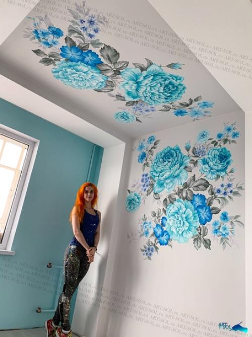 Роспись потолка и стены в спальне - цветы в оттенках синего. 01