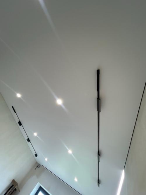 Мы занимаемся натяжными потолками на протяжении более 8 лет и продолжаем их натягивать в дома и квартиры. 02