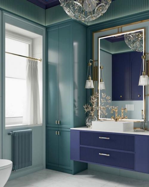 Ванная комната выполнена в яркой и стильной цветовой гамме бирюзового и сиреневого оттенков. 01