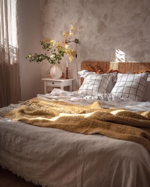 Секрет этого мега уютного интерьера, невероятно прост - белая основа, красивая мебель из натурального дерева и теплые бежевые акценты. 01