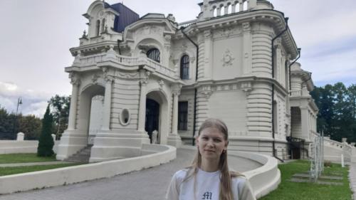 Готовясь к поездке, мы листали путеводители по городу и наткнулись на фотографию белого дворца. 01 Готовясь к поездке, мы листали путеводители по городу и наткнулись на фотографию белого дворца. 01