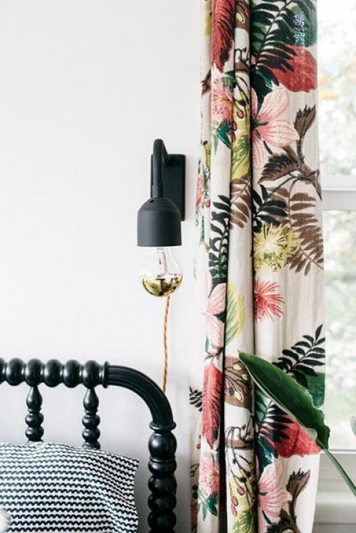 В сегодняшней статье мы как раз поговорим о том, как выбрать шторы в спальню и не прогадать. 02