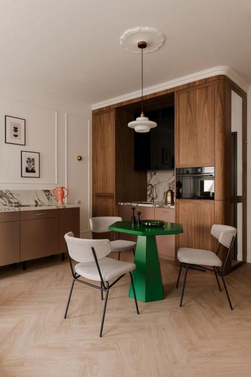 Интерьер этой небольшой квартиры - наглядный пример того, как даже в ограниченном пространстве можно создать атмосферу уюта и эстетики. 01